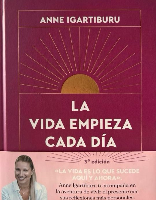 LA VIDA EMPIEZA CADA DIA- 366 REFLEXIONES PARA  ESTAR PRESENTE:-ANNE IGARTIBURU 9788403523678 AGUILAR 2022  (NUEVO)